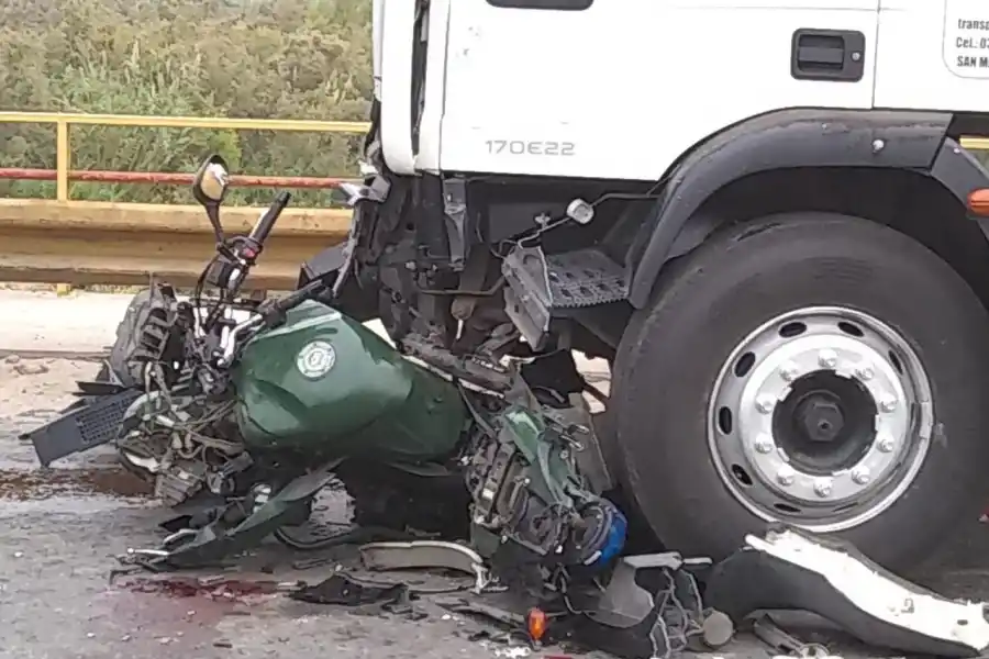 Camiones que llevaban equipamiento del Moto GP chocaron en cadena: falleció un gendarme