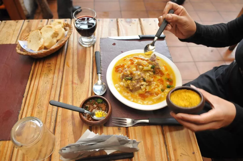 COMIDAS CALIENTES. En otoño y en invierno, se consumen platos más concentrados, como guisos, sopas cremas y salsas. En todos los casos, conviene cocinar con poca sal. LA GACETA/OSVALDO RIPOLL