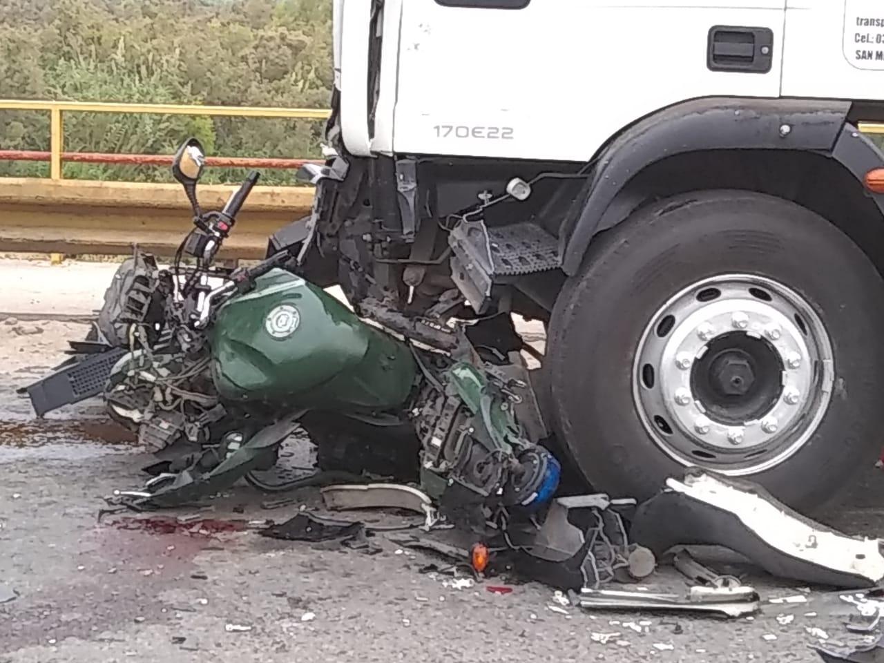 Camiones que llevaban equipamiento del Moto GP chocaron en cadena: falleció un gendarme