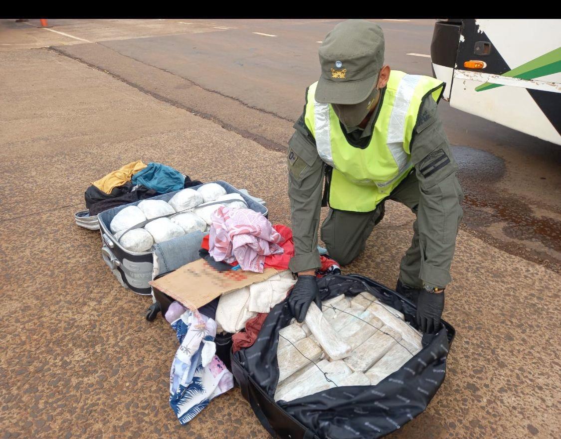 Detuvieron a dos pasajeros que llevaban marihuana oculta en su equipaje