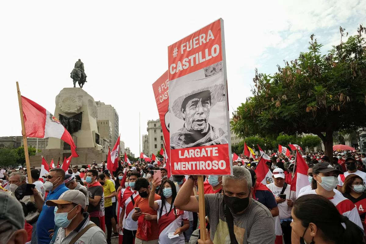 Protestas, toque de queda y cacerolazos en Perú
