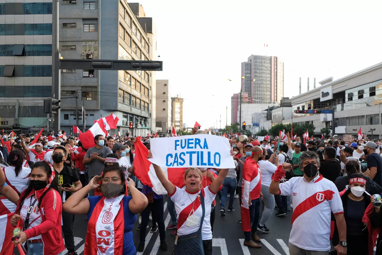 PERÚ. Los peruanos invadieron las calles y el gobierno debió dar marcha atrás con el toque de queda.