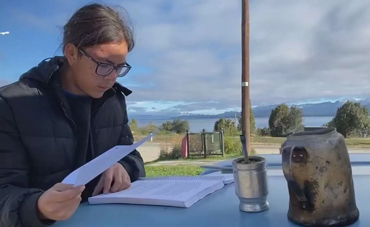 Facundo Mora se mudó a una camioneta para estudiar física en Bariloche