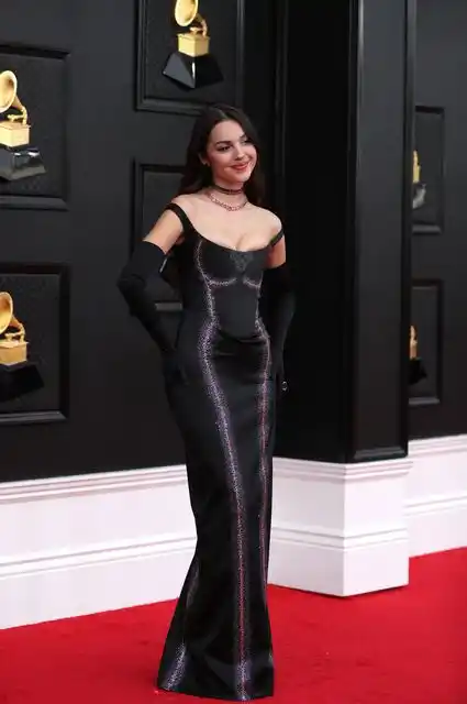 TODO EN BLANCO. Mariposas, bordados y perlas en el conjunto de Balmain de Lil Nas X.  