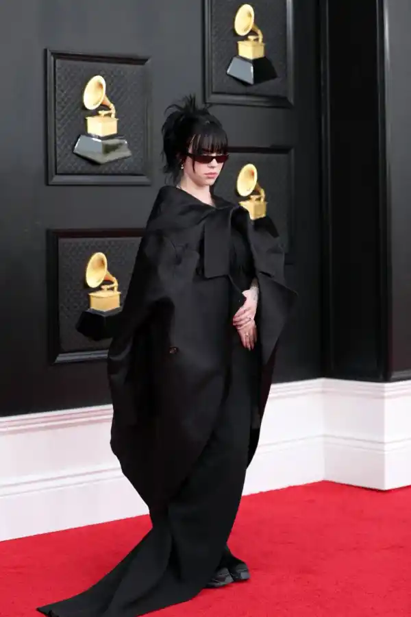 MÍRENME SIEMPRE. Billie Eilish reforzó en la alfombra roja sus preferencias extra-large, esta vez de estricto negro. 