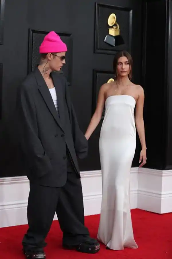 LOS ESPOSOS BIEBER. Justin Bieber, de traje gris sumamente grande de  Balenciaga, y Hailey Bieber, en un escuálido strapless de Saint Laurent. 