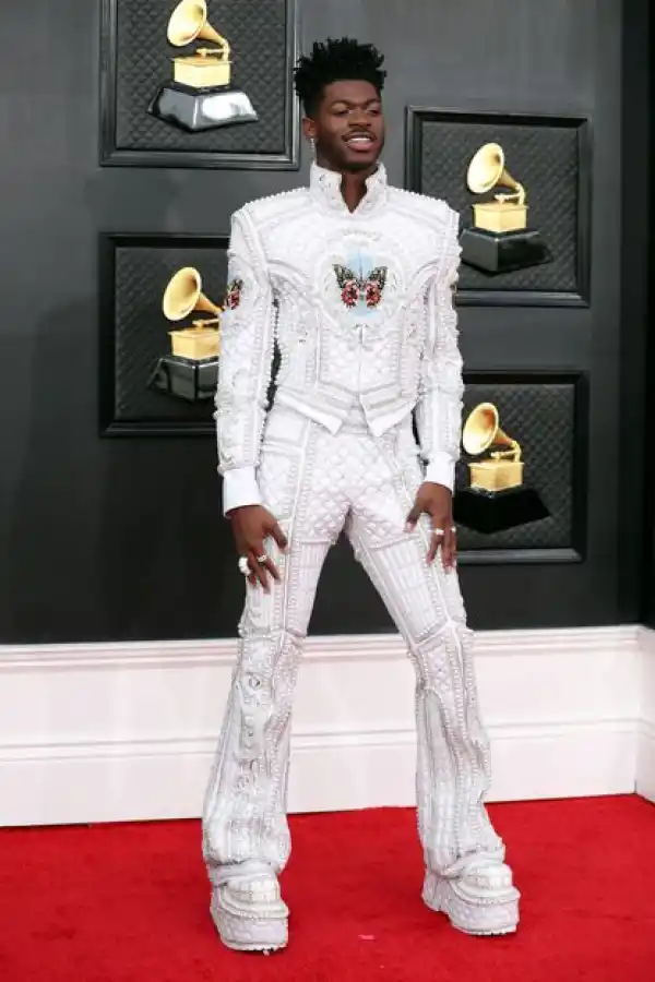 OCHENTOSA. Corset transparente, cintas y cadenas pusieron a Dua Lipa entre las mejor vestidas, por Atelier Versace. 