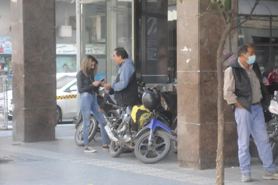 UN PROBLEMA QUE SE AGRAVA. Antes de la pandemia ya había congestión en el centro; ahora que más personas salen a las calles con vehículos particulares (autos, motos y bicicletas) la situación empeoró. la gaceta / fotos de antonio ferroni