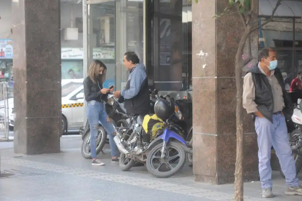 UN PROBLEMA QUE SE AGRAVA. Antes de la pandemia ya había congestión en el centro; ahora que más personas salen a las calles con vehículos particulares (autos, motos y bicicletas) la situación empeoró. la gaceta / fotos de antonio ferroni
