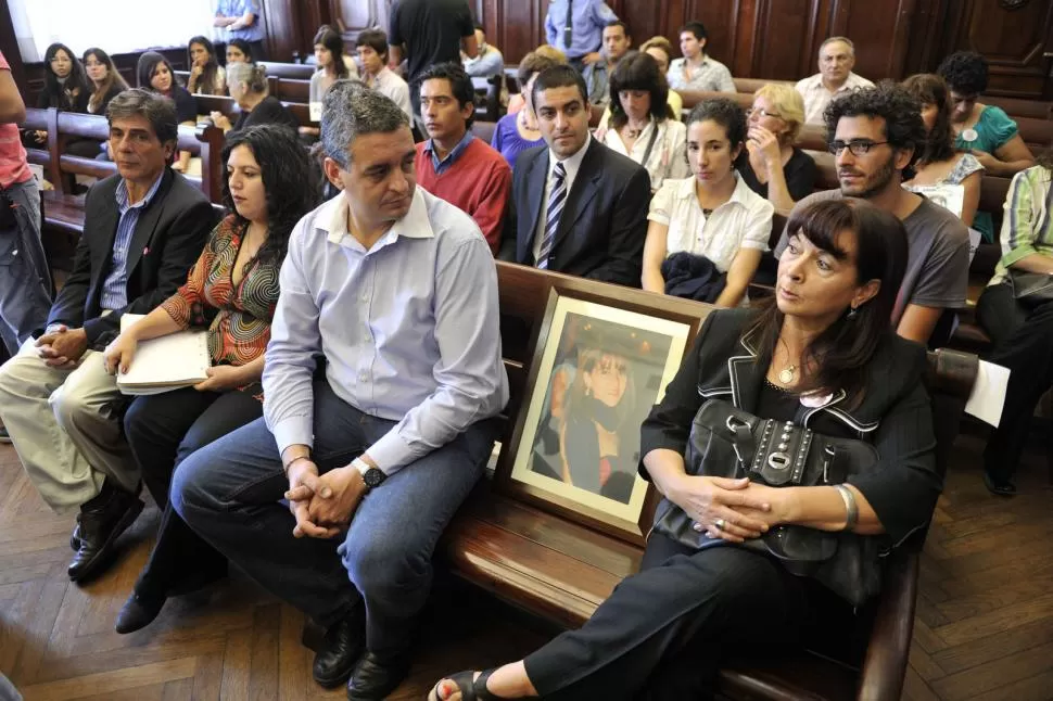 SIEMPRE PRESENTE. En una de las audiencias, Susana Trimarco colocó en un banco de la sala una foto de su hija. 