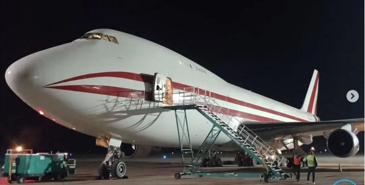  B747-2(SF) con matrícula (EX-47002) de la compañía Aerostan trayendo equipamientos para el motoGP 