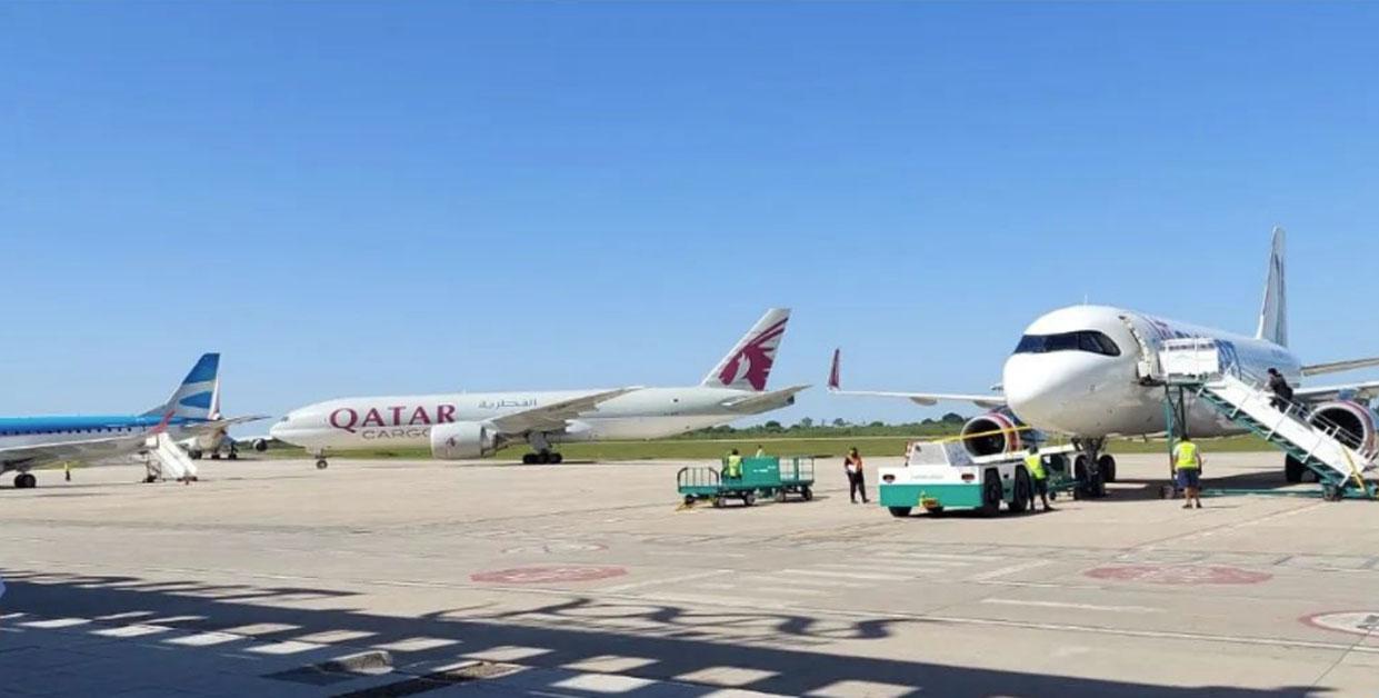 Dos aviones cargueros coincidieron en la plataforma del aeropuerto. Foto @eponciio 