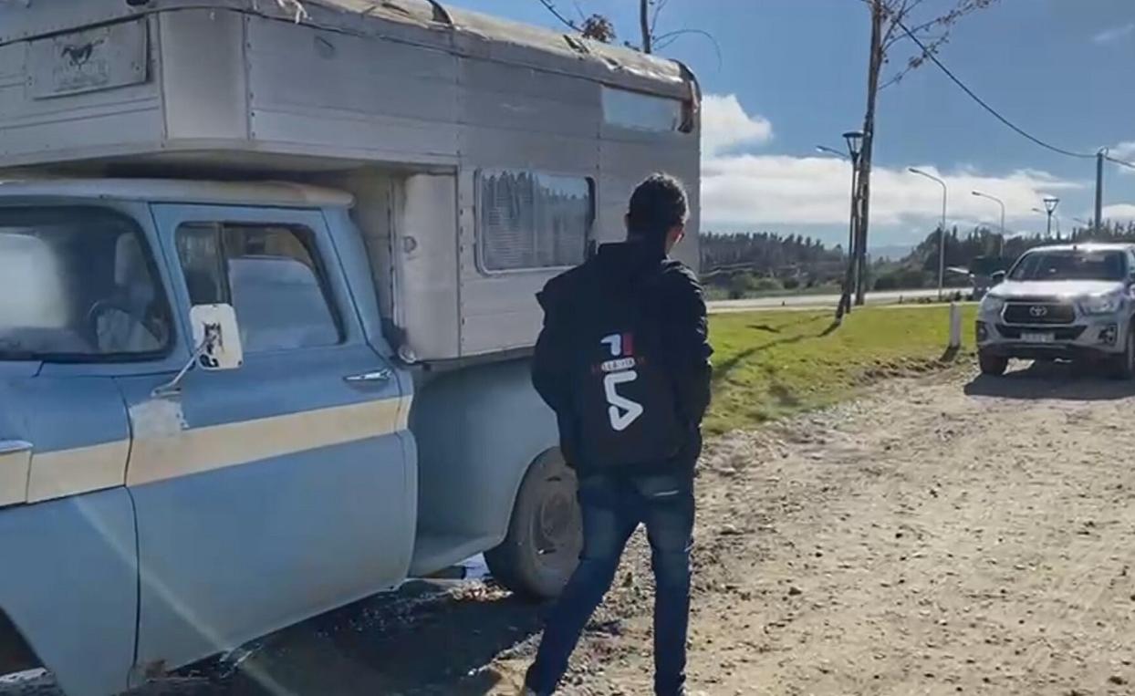 Facundo Mora vive en una camioneta mientras estudia física en Bariloche