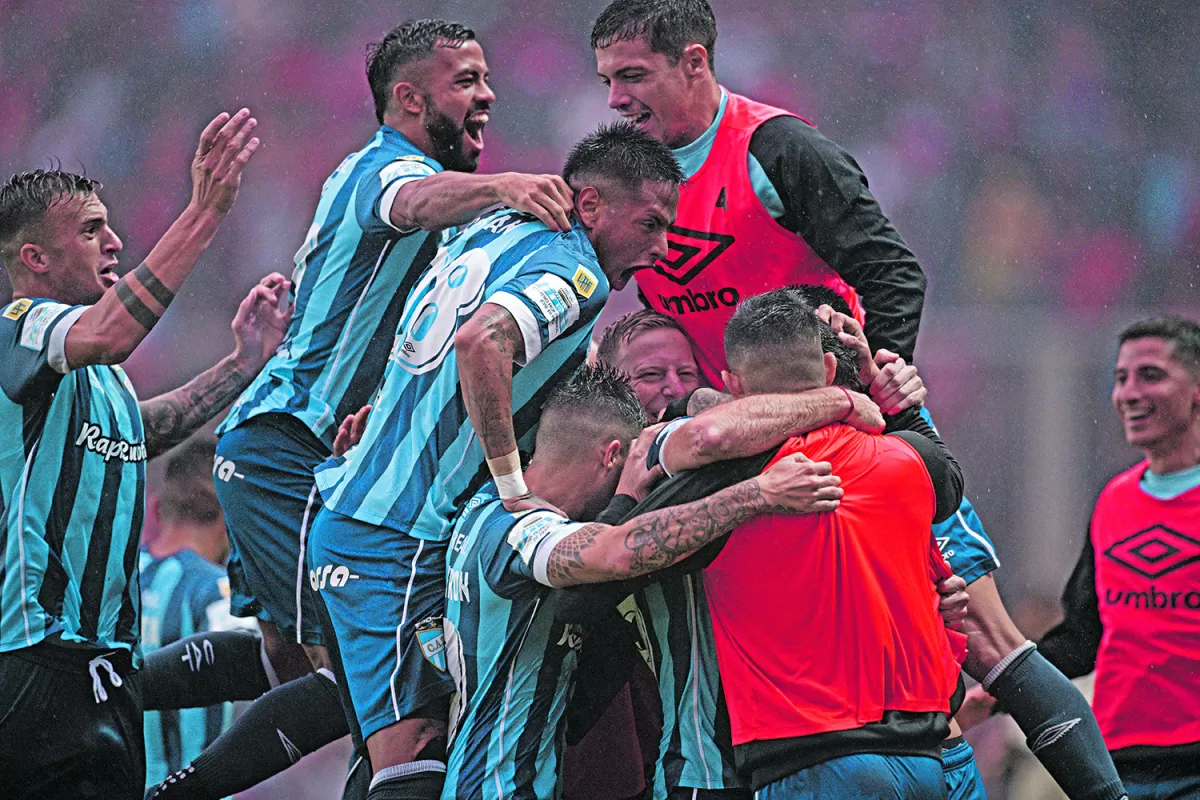 TODOS JUNTOS. El plantel mostró una gran unión en el festejo de gol y en los entrenamientos posteriores al empate en Buenos Aires.