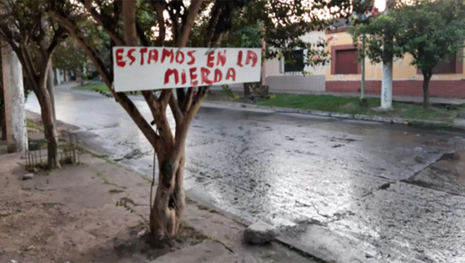 Vecinos de Floresta colgaron carteles para quejarse por los derrames cloacales