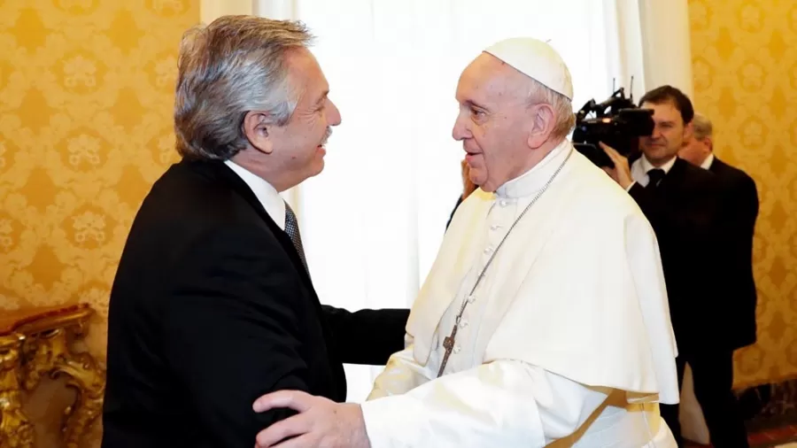 En una carta, el Papa le pidió a  Alberto Fernández “por los más débiles y descartados”