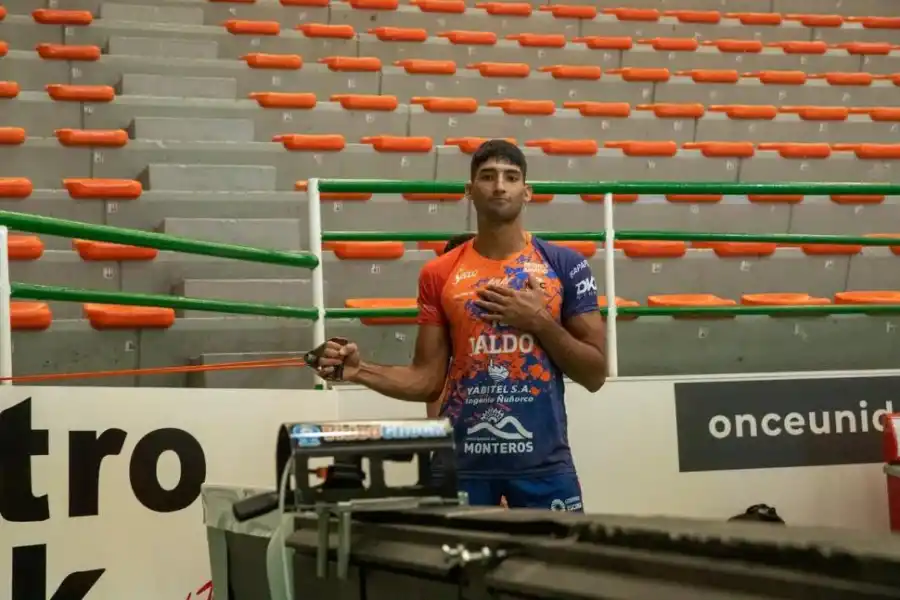 EN EL PECHO. El corazón de Luna Slaibe está dividido entre Monteros Voley y las Selecciones. fotos @MonterosVoley 