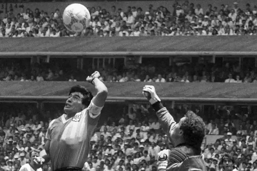 Diego Maradona en el momento que marcó el primer gol ante Inglaterra con 
