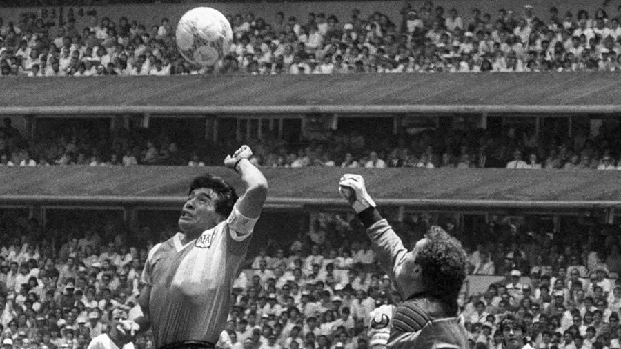Diego Maradona en el momento que marcó el primer gol ante Inglaterra con 