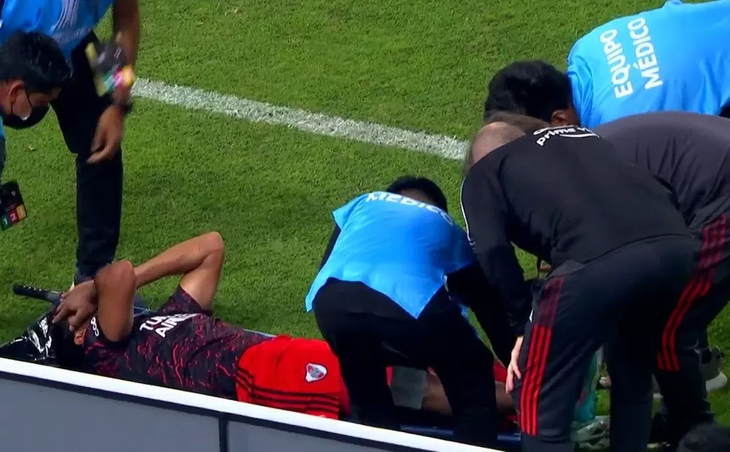 EN CAMILLA. Robert Rojas sufrió la fractura en su pierna por una brutal patada de un futbolista de Alianza Lima.