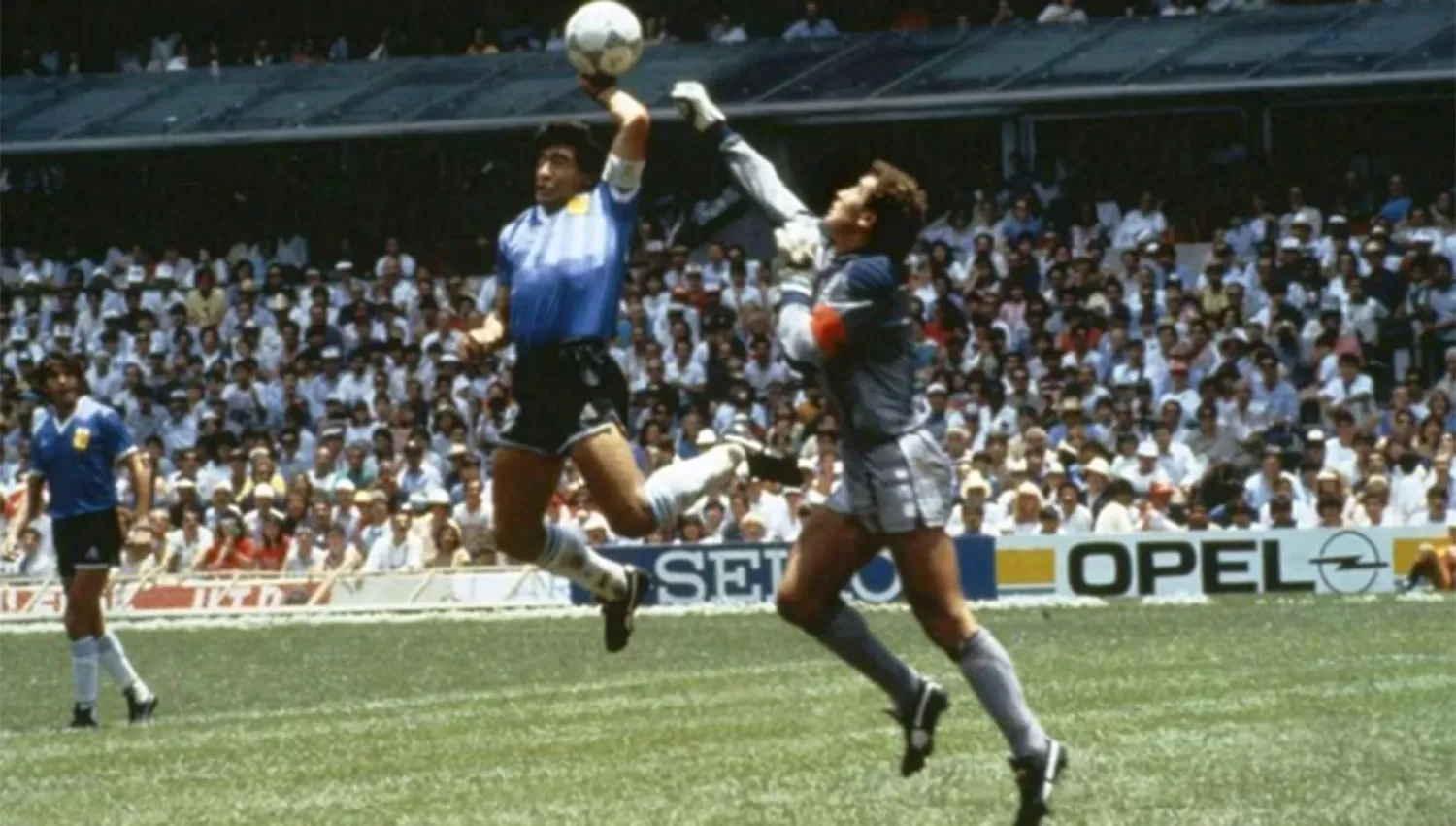 EN LO MÁS ALTO. Maradona alcanzó la gloria cuando anotó los dos goles ante Inglaterra, en México 86. 
