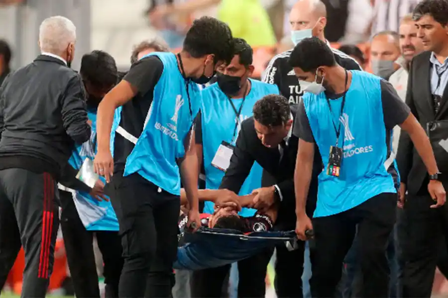 DOLOR. El entrenador de River, Marcelo Gallardo, se acercó a Robert Rojas para ver cómo estaba después de la lesión.