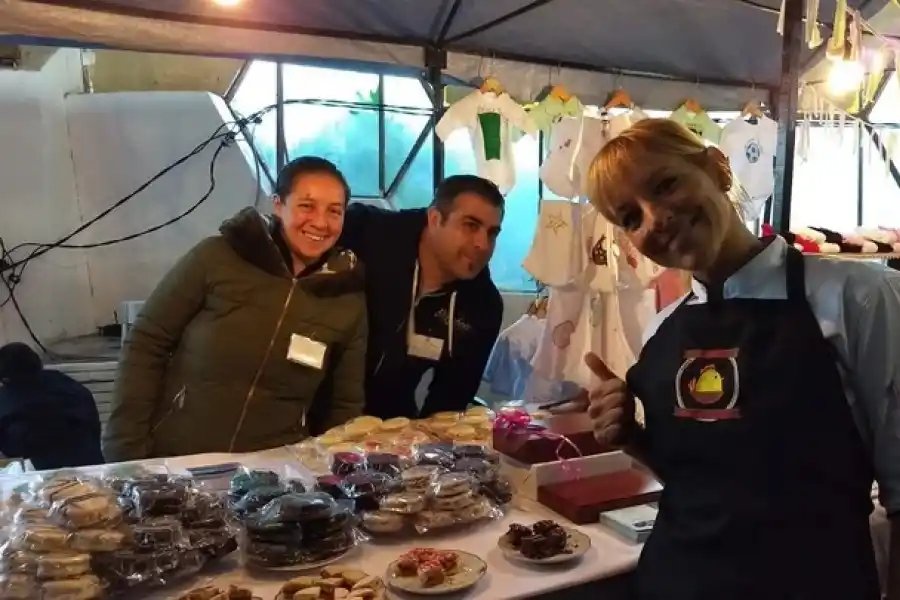 EMPRENDIENDO. En 2020, Valdez puso su emprendimiento en el parque público 'Papa Francisco', al costado de las vías de la estación Maschwitz.