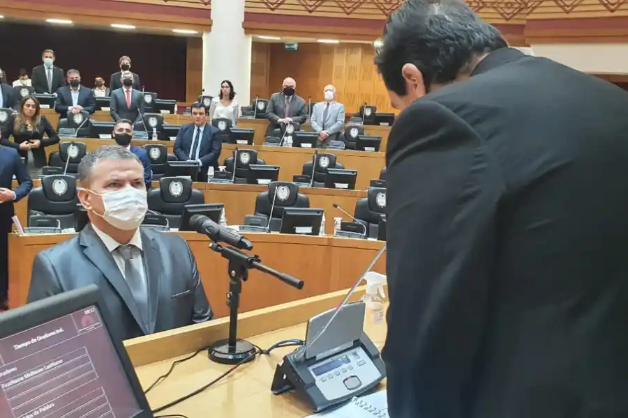 Roberto Osiris Chustek prestó juramento como legislador provincial. Foto de Prensa Legislatura