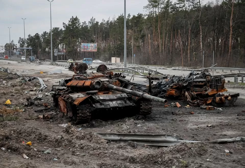Un tanque ruso destruido se ve en una carretera de Kiev, Ucarnia. Foto de Reuters