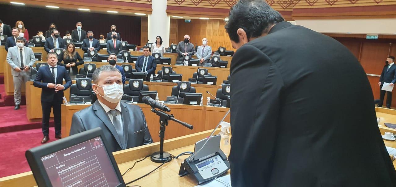 Roberto Osiris Chustek prestó juramento como legislador provincial. Foto de Prensa Legislatura