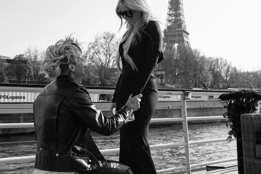 Avril Lavigne se comprometió con su novio en Paris