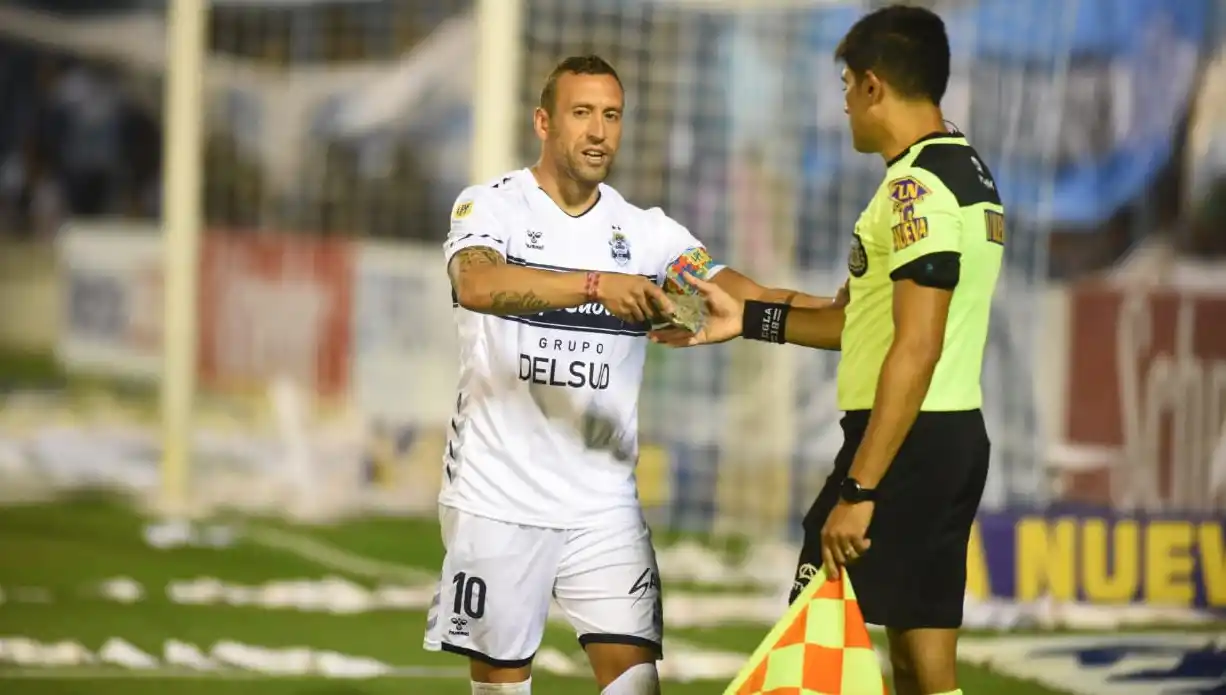 PROYECTILES. Además de los rollos de papeles que cayeron hacia el césped durante casi todo el partido, en ocasiones los hinchas también arrojaron piedras,