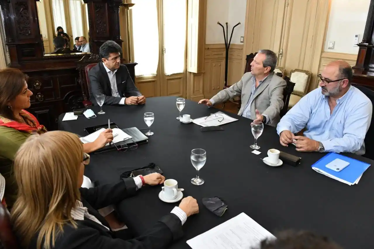 REUNIÓN DE FUNCIONARIOS DE OBRAS PÚBLICAS / PRENSA GOBERNACIÓN