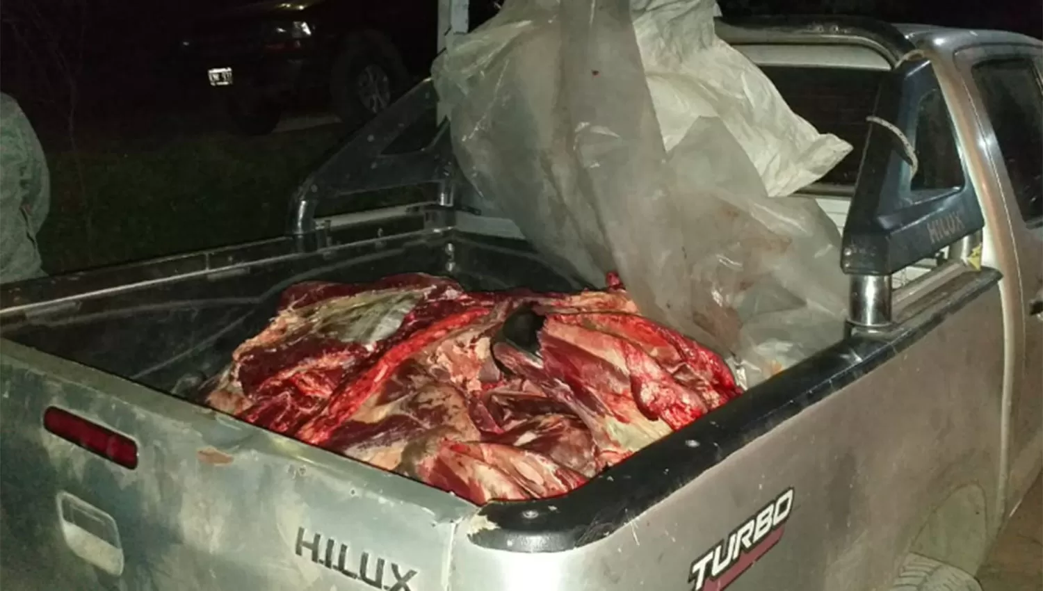 EN LA CAJA. La Policía descubrió la carne debajo de unas bolsas de nylon.