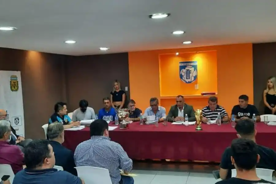 MUCHO POR JUGAR. Los dirigentes de los clubes, y de la Liga, armaron un torneo que deberá definirse hasta septiembre. PRENSA LIGA TUCUMANA