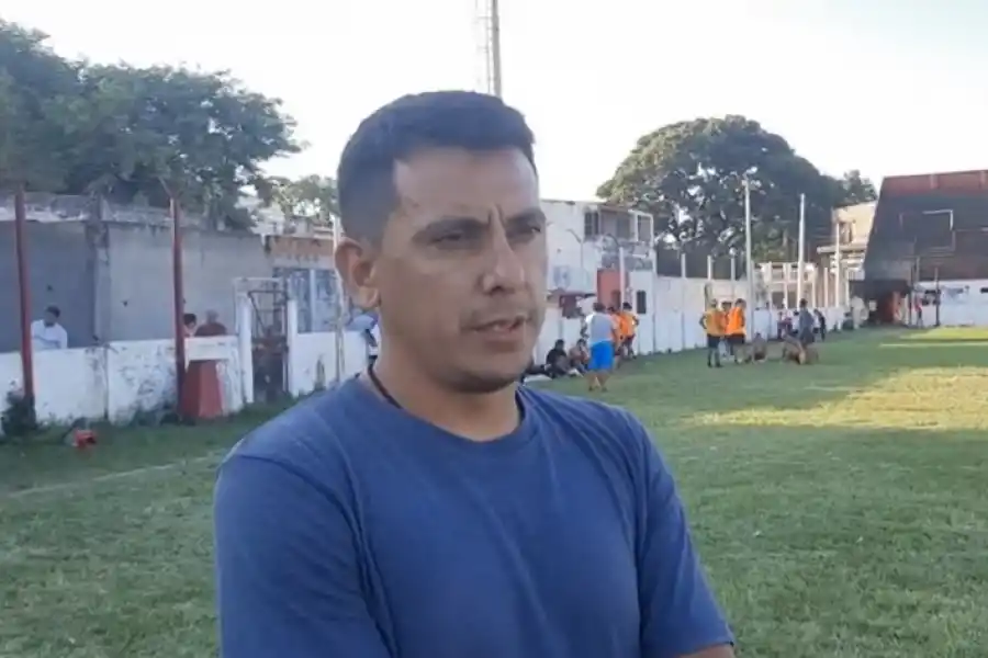 EN SPORTIVO GUZMÁN. Walter Perea dirige al equipo.