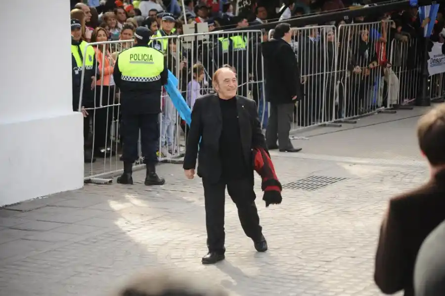  el artista tucumano en uno de sus últimos recitales. Estrella saluda en uno de los 9 de julio que vino a Tucumán. AL SALIR DE LA CÁRCEL URUGUAYA. Pesaba 48 kilos.