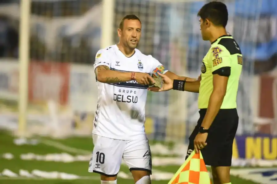 PROYECTILES. Además de los rollos de papeles que cayeron hacia el césped durante casi todo el partido, en ocasiones los hinchas también arrojaron piedras,