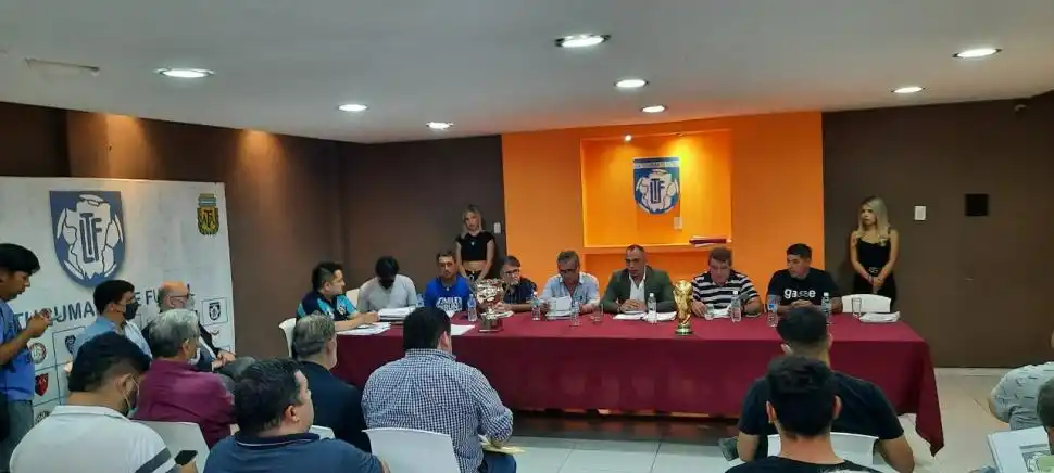 MUCHO POR JUGAR. Los dirigentes de los clubes, y de la Liga, armaron un torneo que deberá definirse hasta septiembre. PRENSA LIGA TUCUMANA