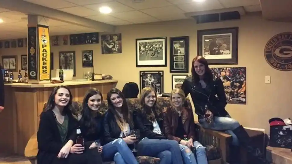 LA IMAGEN DE LA DISCORDIA. La foto muestra a seis mujeres, pero solo se pueden apreciar cinco pares de piernas.