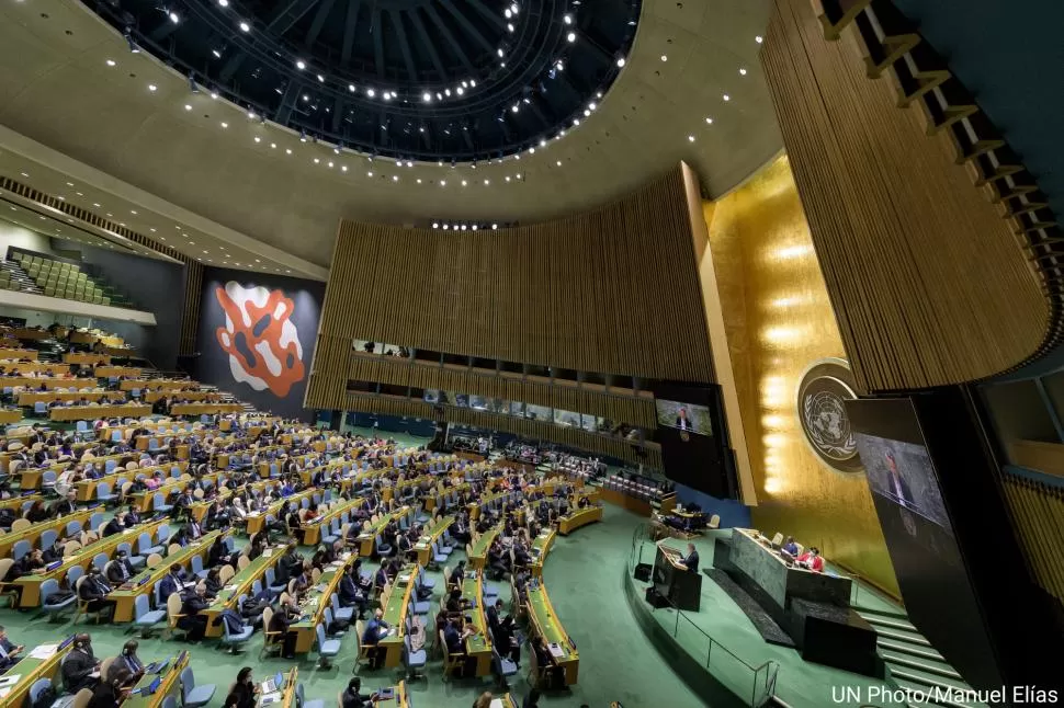 MOMENTO CRUCIAL. Fueron 93 los países que votaron en la asamblea de la ONU a favor de la suspensión de Rusia, mientras que 58 se abstuvieron, 24 rechazaron el castigo y 18 se ausentaron cuando les tocaba pronunciarse. twitter @ONU_es