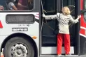 Un conductor no dejó subir a una mujer al colectivo y ella se colgó de la puerta