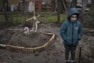 La triste historia detrás de la foto de un niño junto a la tumba de su mamá en Ucrania