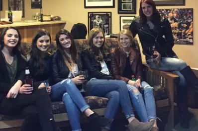 Desafío viral: la foto de seis amigas en un bar que tiene en vilo a las redes sociales