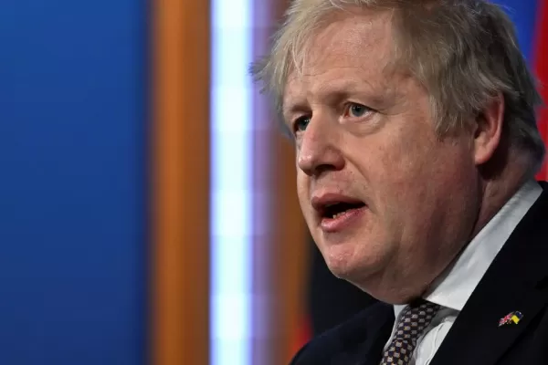 Pese a ola de renuncias, Boris Johnson aseguró que seguirá al frente del Gobierno