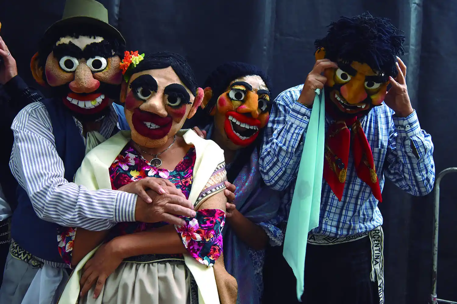 PRESENTACIONES. Durante la fiesta por el Día de la Zamba se presentaron estudiantes y profesionales de 11 academias tucumanas de danzas folclóricas. Entre ellos hubo niños, jóvenes y adultos que mostraron sus habilidades (sin olvidarnos de la pasión) con chacareras y gatos.