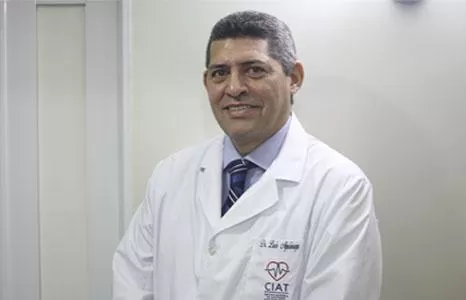 EXPERTO. El doctor Luis Aguinaga lideró el equipo de médicos tucumanos que participó de las cirugías. 