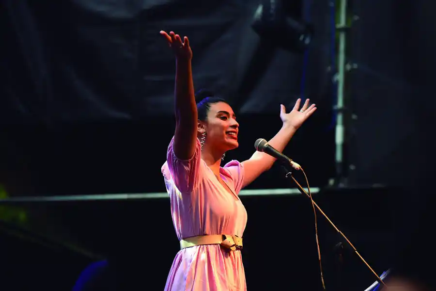 SOBRE EL ESCENARIO. En esta tercera edición, fueron convocados cinco grupos musicales invitados y seis cantores.