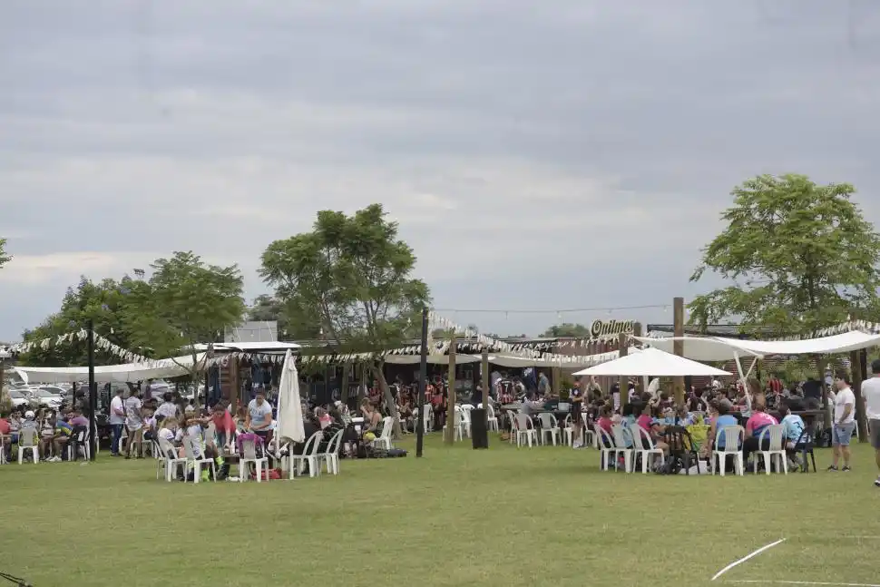 FESTEJÓ. Peralta (con la niña en el fondo), pasó su cumpleaños en una cancha.