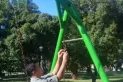 Reparan los juegos infantiles en las plazas